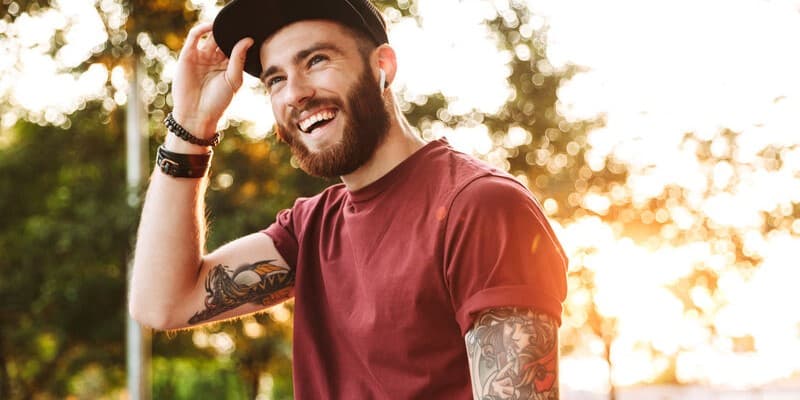 dopamina - zdjęcie przedstawia uśmiechniętego mężczyznę na świeżym powietrzu