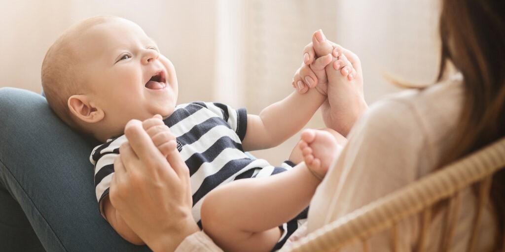 Skaza białkowa - zdjęcie przedstawia niemowlę na kolanach u mamy