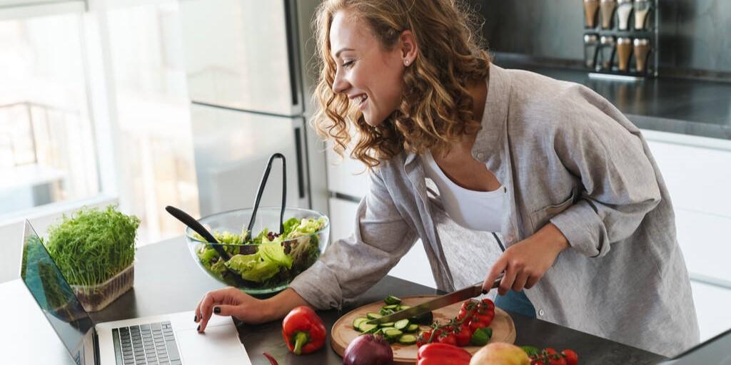 dieta low fodmap - kobieta w kuchni krojąca warzywa