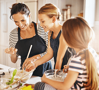 kobieta z dziećmi gotuje obiad