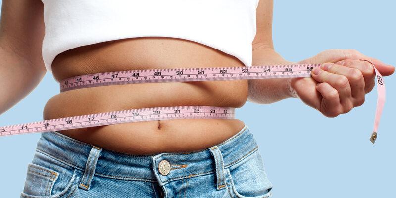 Brzuch insulinowy - jak wygląda, ćwiczenia i dieta. Zdjęcie pokazujące otyłość brzuszną.