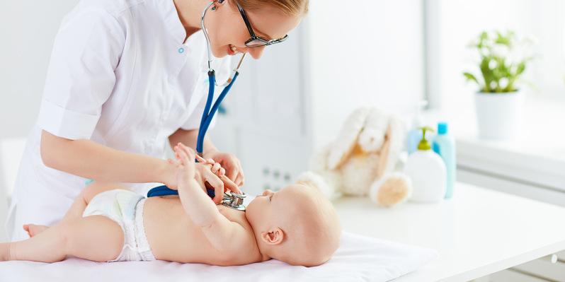 Dlaczego bilans dziecka jest ważny? Kiedy go wykonać? Lekarz pediatra bada niemowlę.