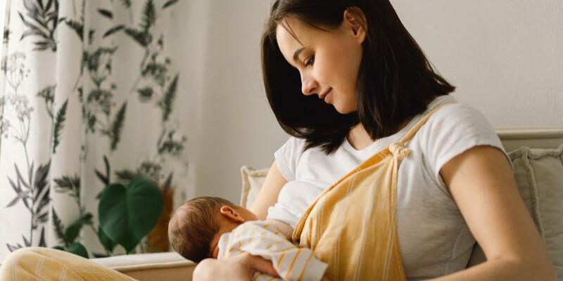 jak pobudzić laktację - zdjęcie obrazujące matkę karmiącą piersią