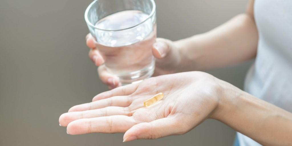 probiotyki - zdjęcie przedstawia wyciągniętą dłoń z tabletką