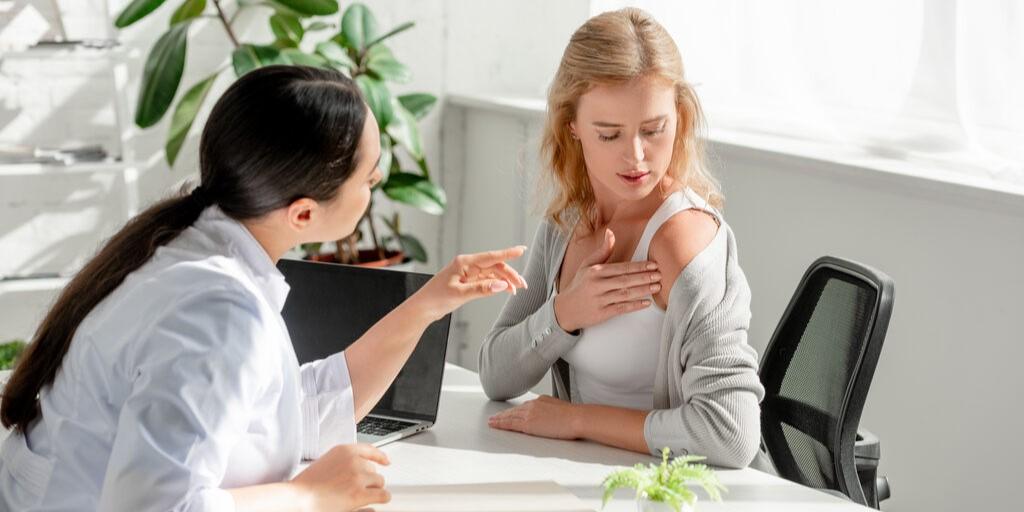 Zakażenie parwowirusem B19 - zdjęcie kobiety w gabinecie lekarskim, która pokazuje ramię specjalistce