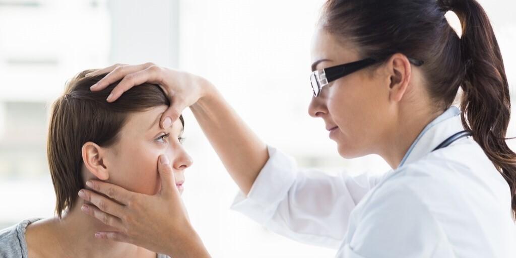 opryszczka na oku - zdjęcie lekarza badającego oko kobiety