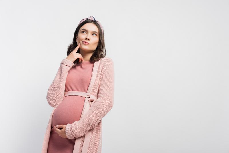 jak przygotować się do ciąży - zamyślona kobieta w ciąży