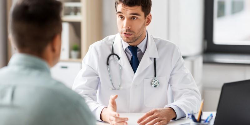 zespół jacobsa - zdjęcie przedstawia lekarza rozmawiającego z pacjentem