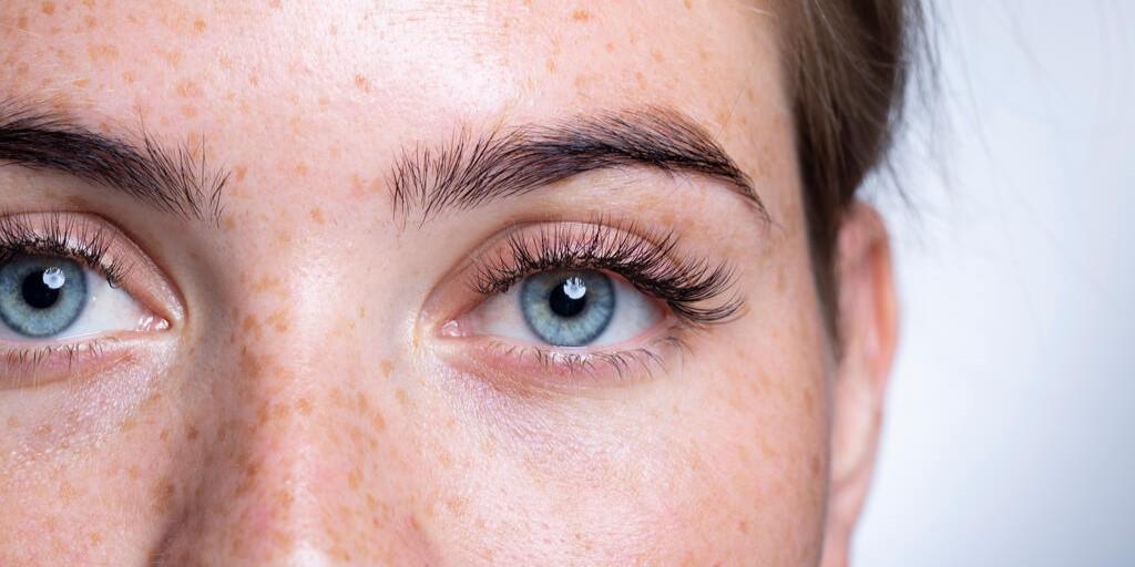 Męty w oku - zdjęcie przedstawia oczy kobiety