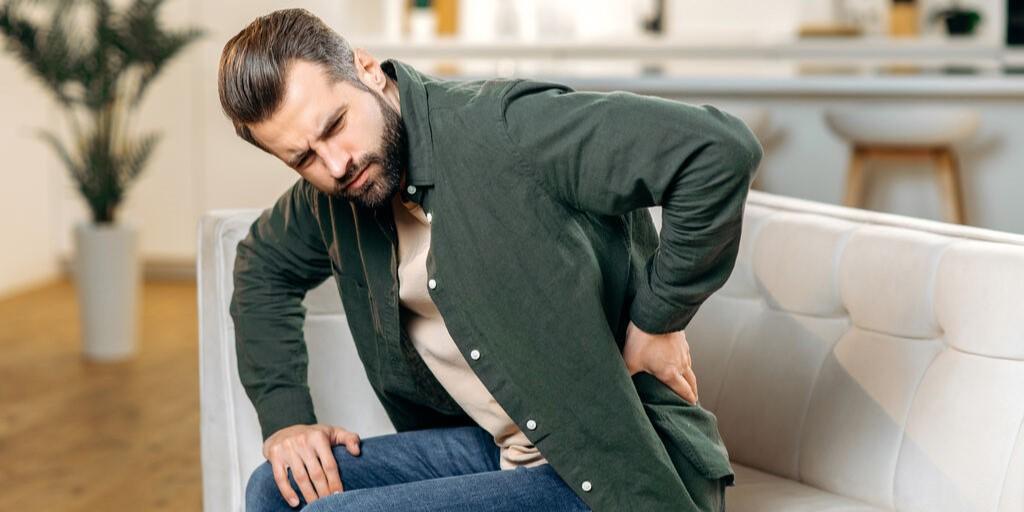 ból neuropatyczny - mężczyzna łapiący się za kręgosłup