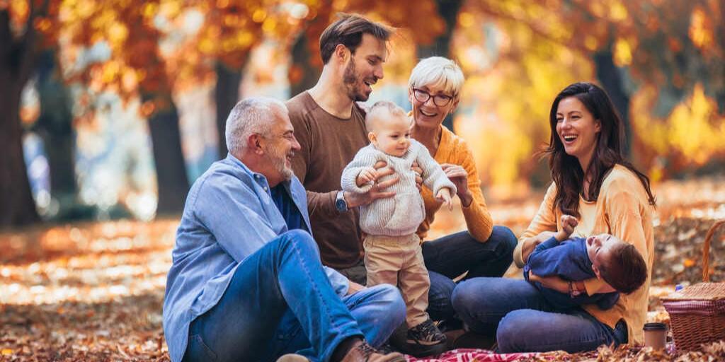 co dziedziczymy po dziadkach - zdjęcie rodziny na pikniku jesienią