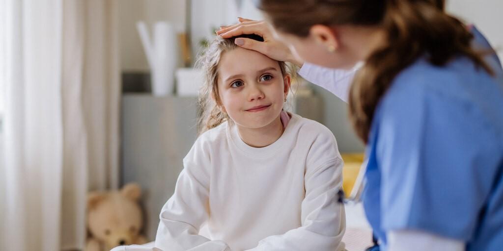 Genetyczne uwarunkowania autyzmu - dziewczynka rozmawiająca z lekarzem